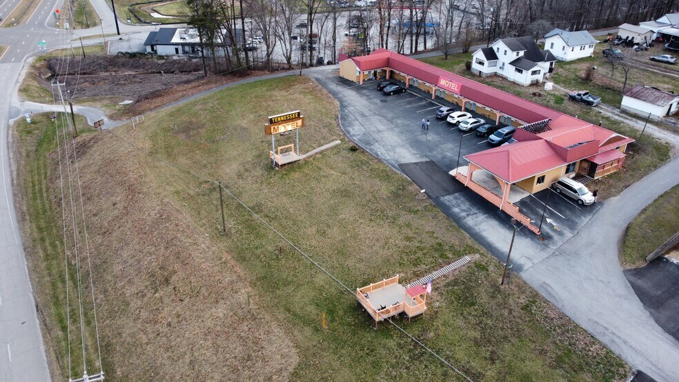 More Photos Of 124 Woods Ave, Caryville Hotel For Sale