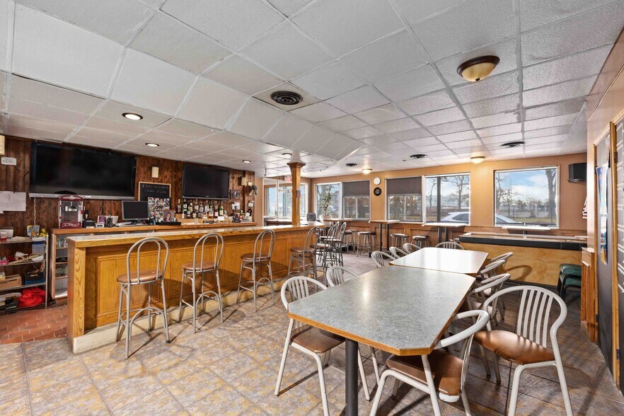 More Photos Of 607 St Clair St, Point Edward Flex For Sale