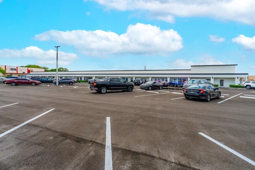 More Photos Of 2300-2350 W Oakland Park Blvd, Oakland Park Unknown For Lease