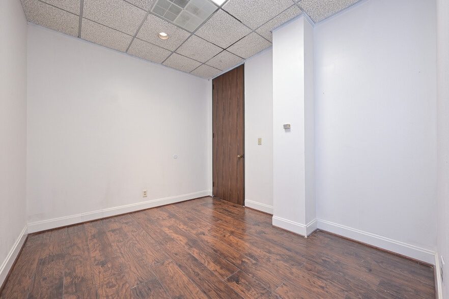 More Photos Of 5625 Cypress Creek Pky, Houston Office For Sale