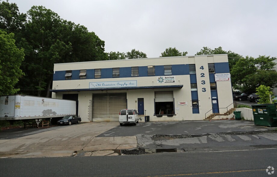 More Photos Of 4233 Howard Ave, Kensington Warehouse For Lease