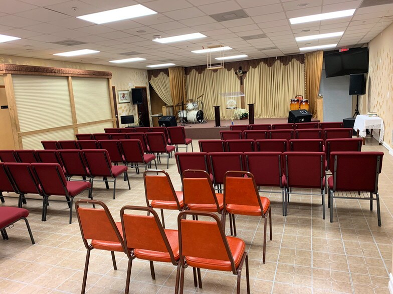 More Photos Of 4050 Westgate Ave, West Palm Beach Showroom For Lease