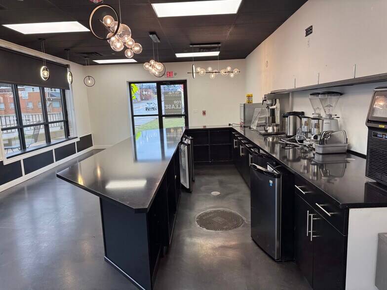 More Photos Of 109 S Bridge St, Yorkville Storefront Retail Residential For Lease