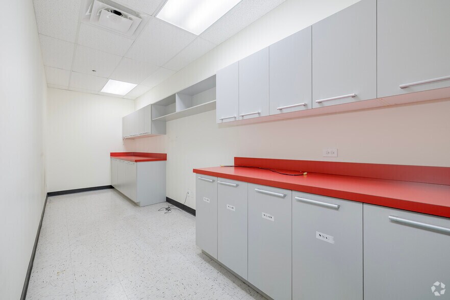 More Photos Of 255 Boul Crémazie E, Montréal Office For Lease