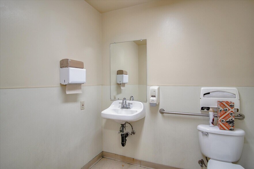 More Photos Of 354 1st St, Hollister Freestanding For Lease