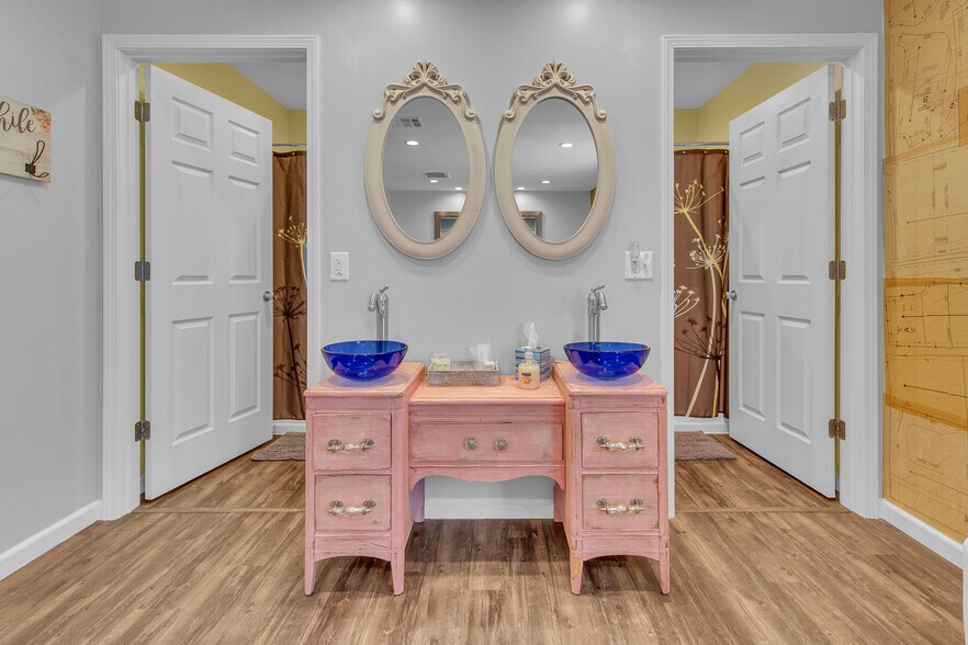 More Photos Of 703 W Berry St, Hamilton Hotel For Sale