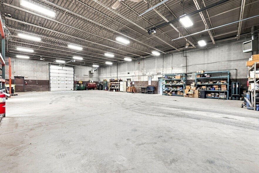More Photos Of 97 Ramah Cir S, Agawam Auto Repair For Lease