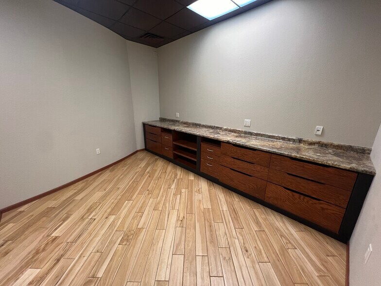 More Photos Of 812 Burlington Dr, Bismarck Office For Sale