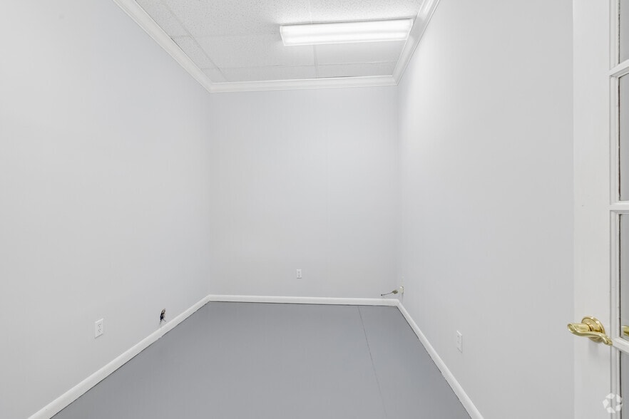 More Photos Of 4408 Corporate Sq, Naples Manufacturing For Sale