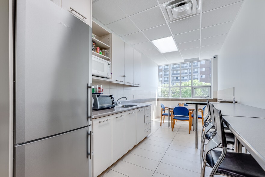 More Photos Of 18 Louisa St, Ottawa Swimming Pool For Lease