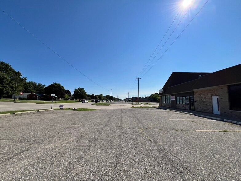 More Photos Of 22001-22027 Kelly Rd, Eastpointe Office For Lease