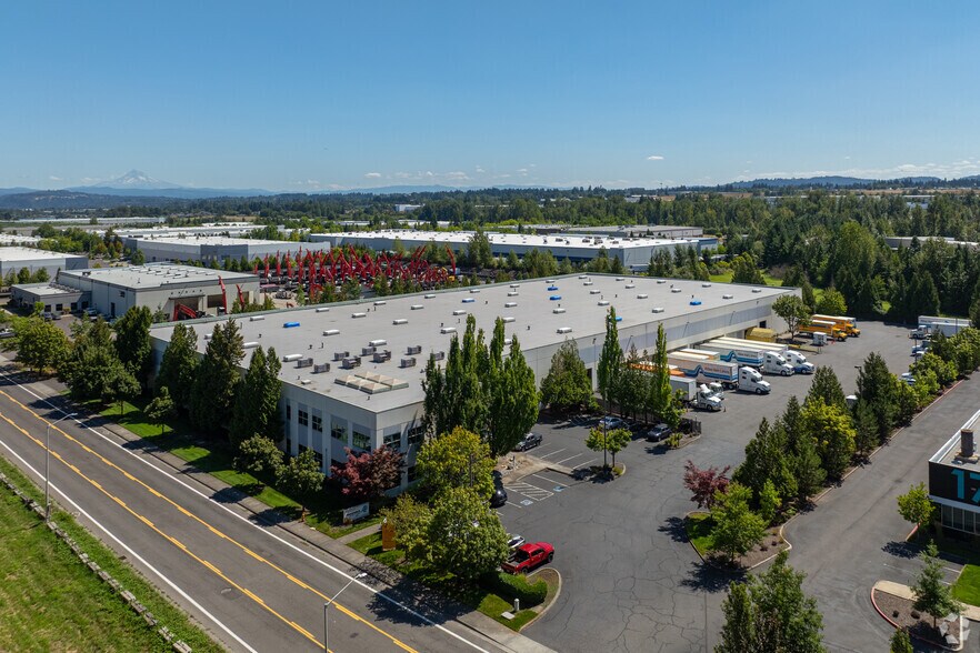 More Photos Of 17948 NE Riverside Pky, Portland Warehouse For Lease