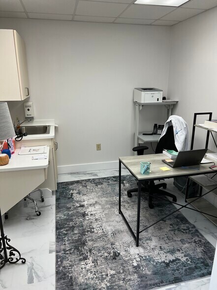 More Photos Of 14 Oak Forest Rd, Bluffton Medical For Sale