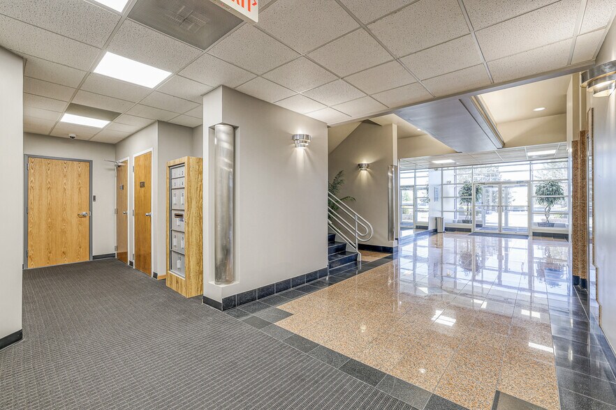 More Photos Of 10502 NW Ambassador Dr, Kansas City Office For Lease