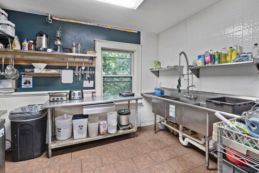 More Photos Of 485 Valley St, Scottsville General Retail For Sale