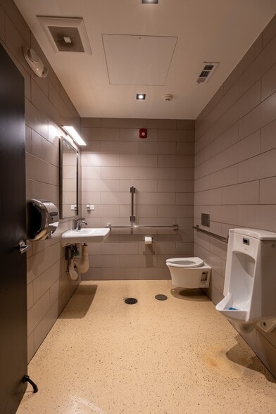 More Photos Of 8905 W Cermak Rd, Riverside Storefront Retail Office For Sale