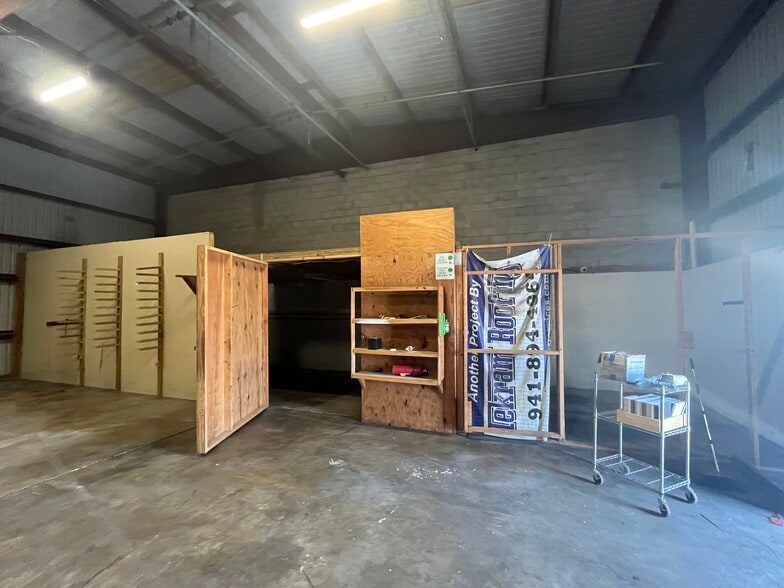 More Photos Of 2585 4th St, Fort Myers Warehouse For Sale