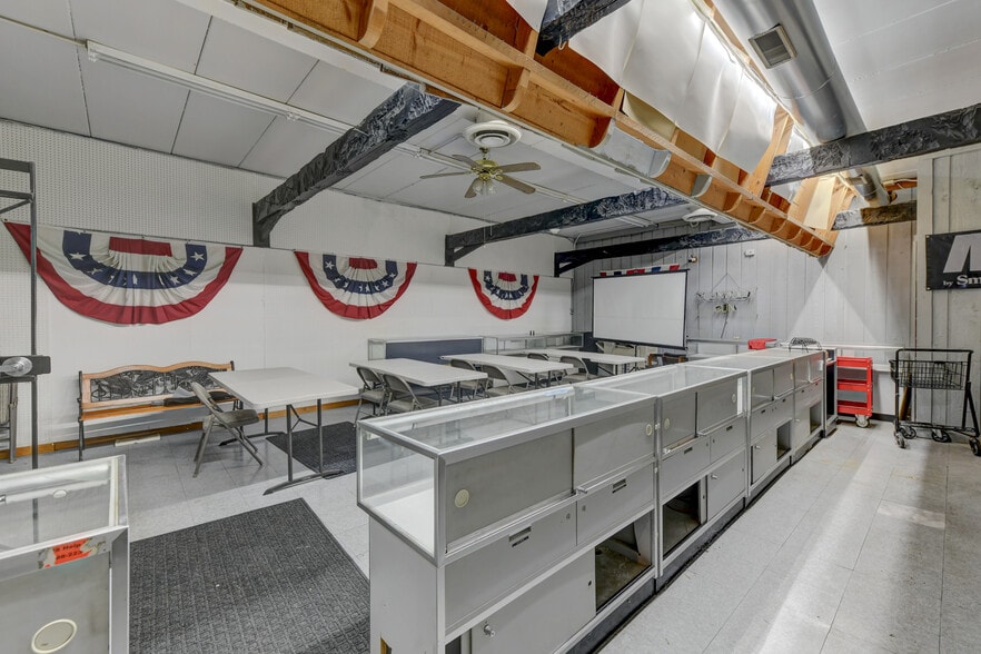 More Photos Of 135 E Main St, Glenwood General Retail For Sale