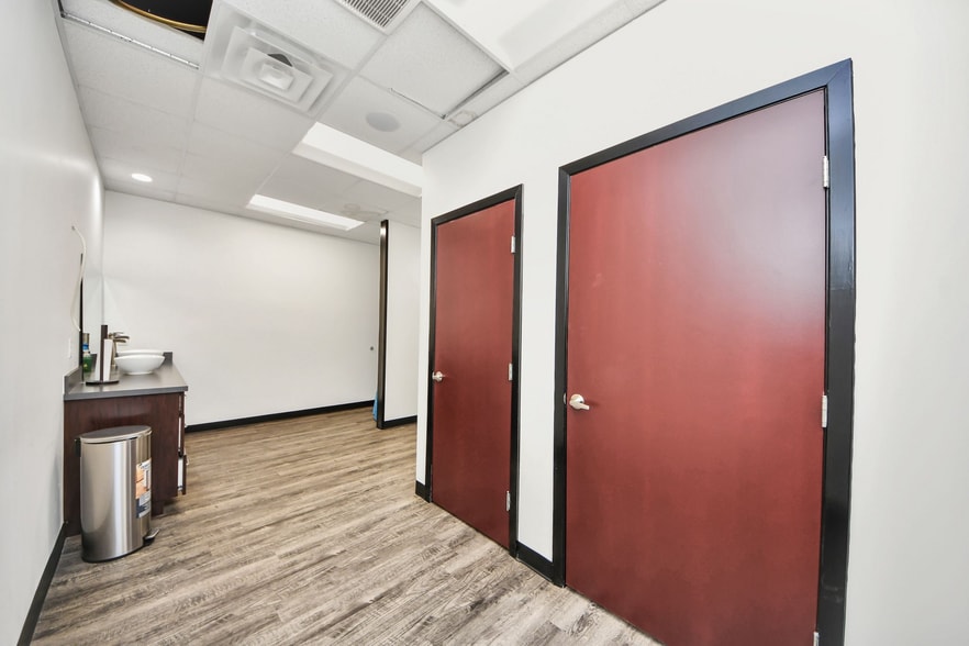 More Photos Of 10814 Woodedge Dr, Houston Warehouse For Sale