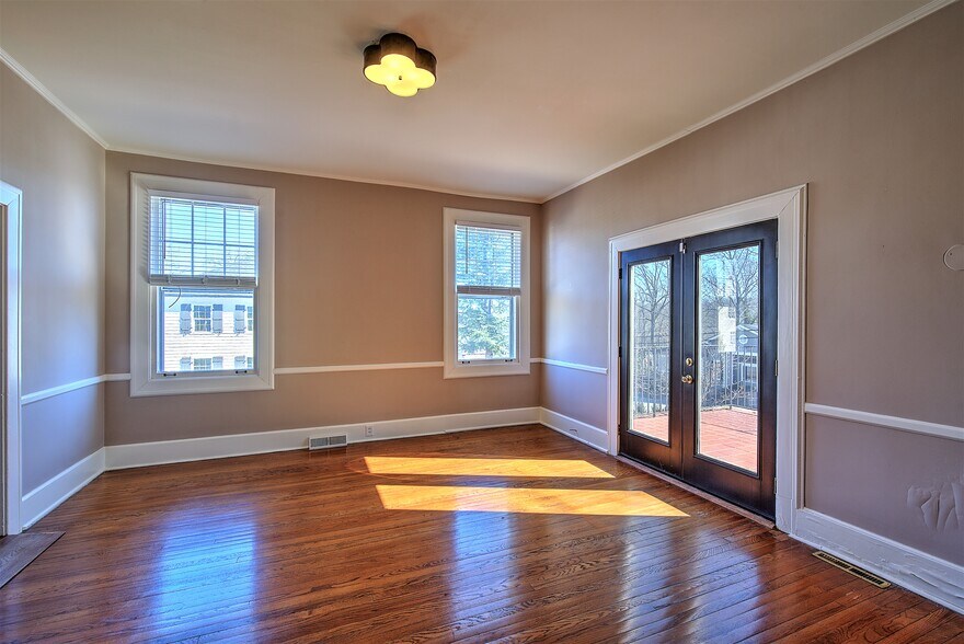 More Photos Of 1011 E Washington St, Greenville Office For Lease