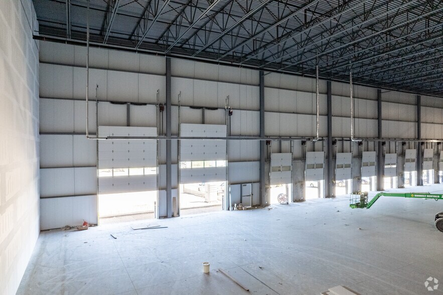 More Photos Of 151 Garden Ave, Brantford Distribution For Lease