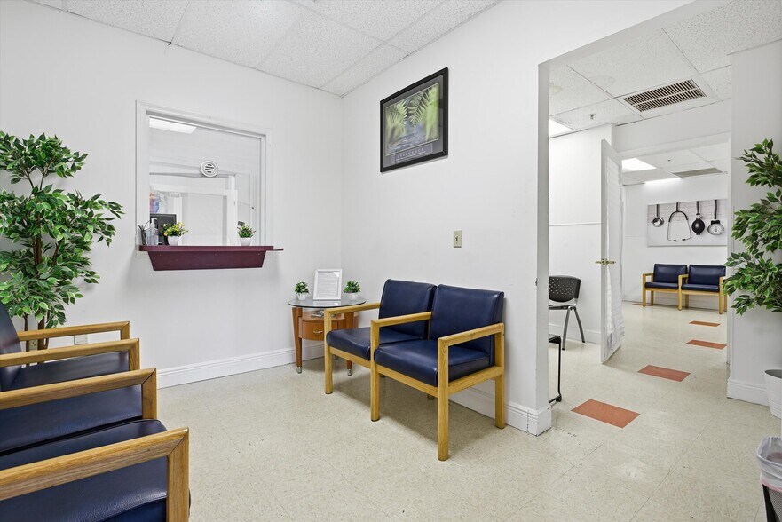 More Photos Of 8527 Pines Blvd, Pembroke Pines Office For Sale