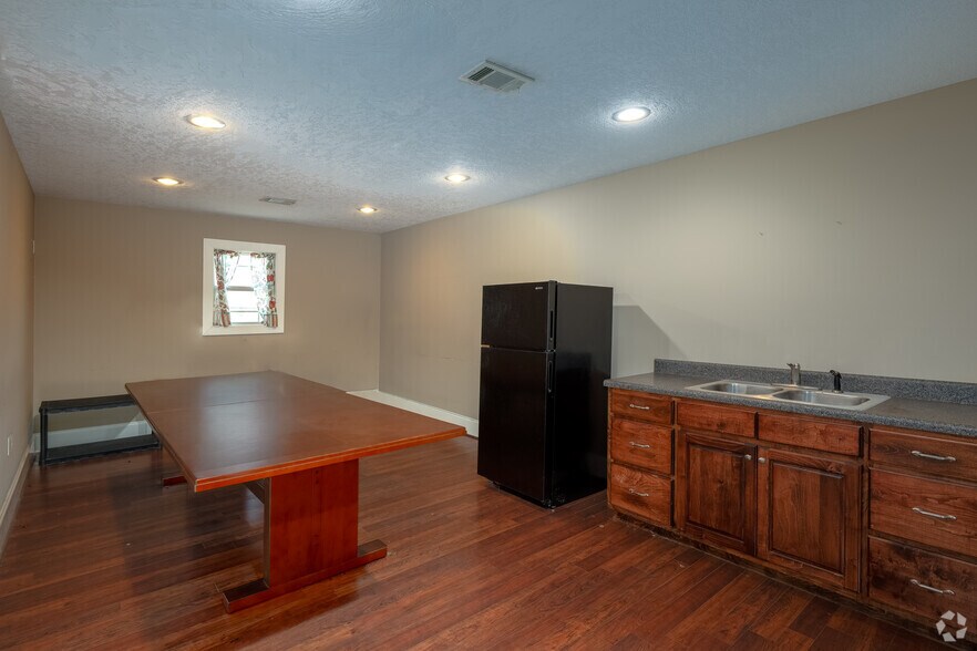 More Photos Of 501 Griffin Ave, Eastman Office For Sale