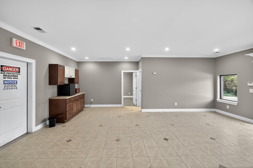 More Photos Of 215 Peddycord Park Ct, Kernersville Warehouse For Lease