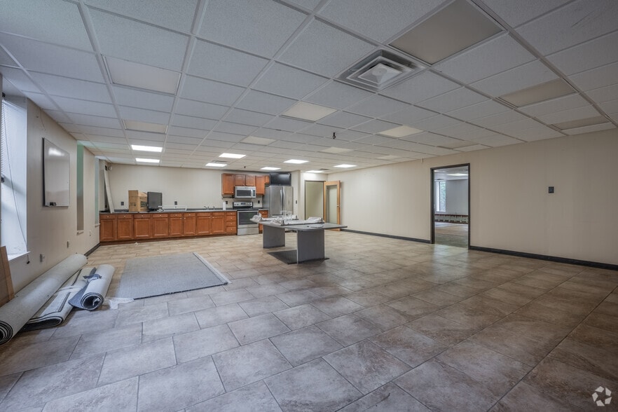 More Photos Of 500 N Bell Ave, Carnegie Warehouse For Lease