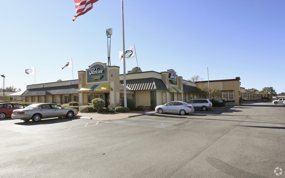 More Photos Of 3 Gateway Blvd S, Savannah Restaurant For Lease