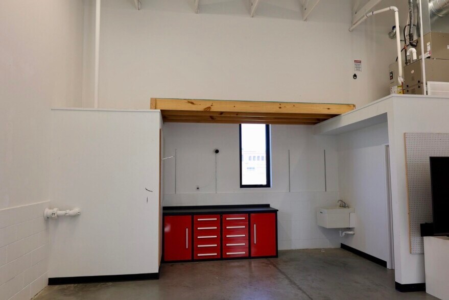 More Photos Of 815 Verhoeks St, Grand Haven Showroom For Sale