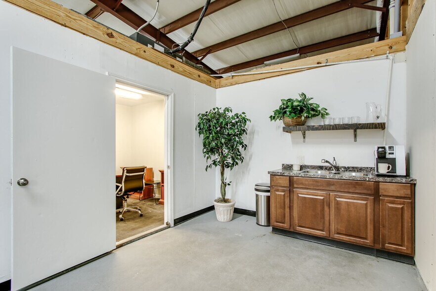 More Photos Of 12081 Katy Rd, Keller Flex For Lease