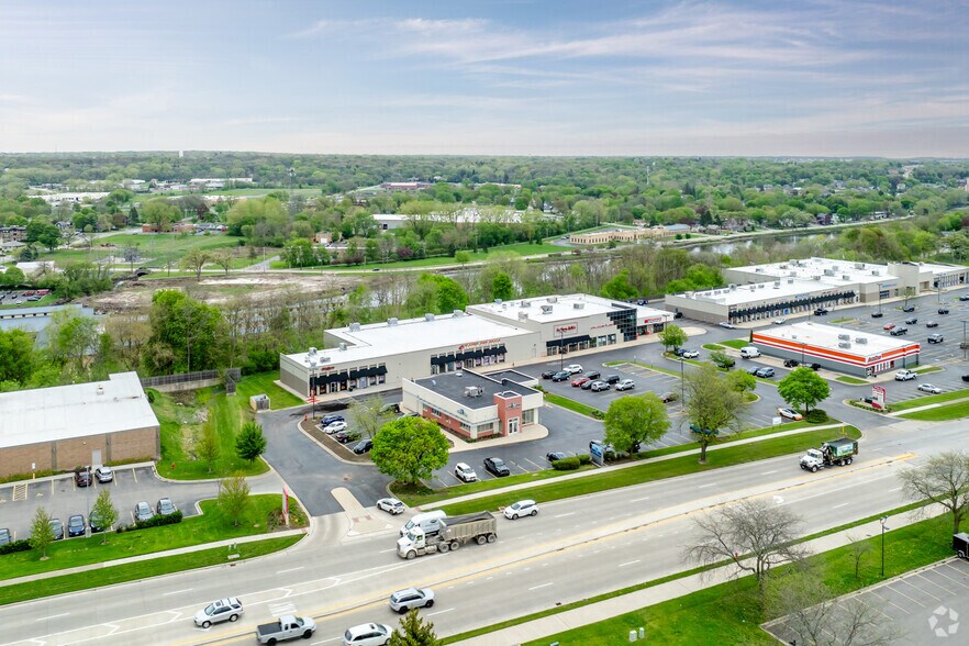 More Photos Of 180-200 S Western Ave, Carpentersville Unknown For Lease