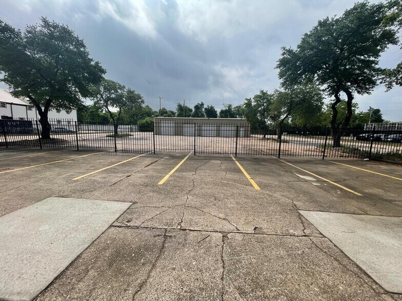 More Photos Of 3301 Cypress Creek Pky, Houston Warehouse For Lease