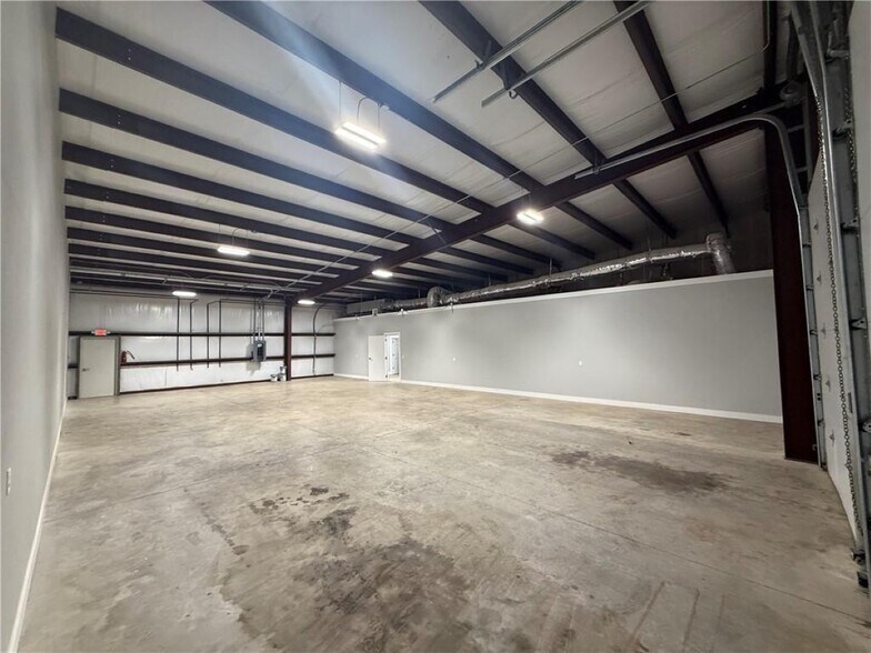 More Photos Of 162 Grading Ln, Cave Springs Flex For Lease