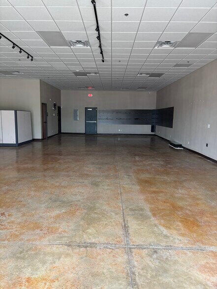 More Photos Of 808 Fort Worth Hwy, Weatherford Storefront Retail Office For Lease