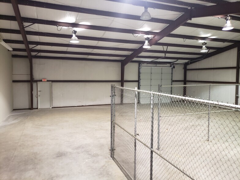 More Photos Of 5335 Brystone Dr, Houston Flex For Lease