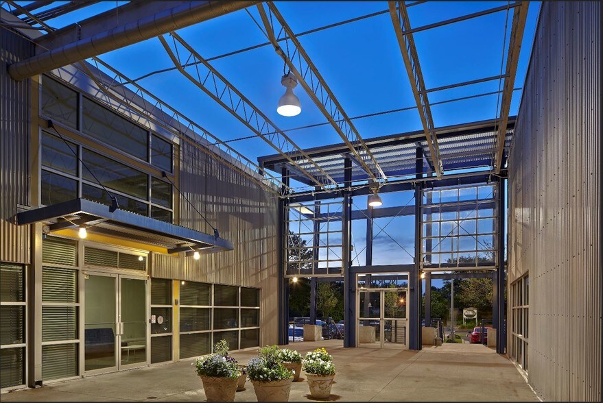 More Photos Of 1425 Ellsworth Industrial Dr, Atlanta Storefront Retail Office For Lease