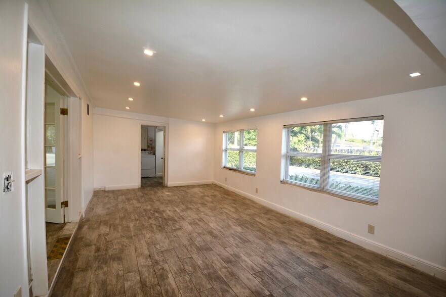 More Photos Of 16921 NE 6th Ave, North Miami Beach Office For Sale