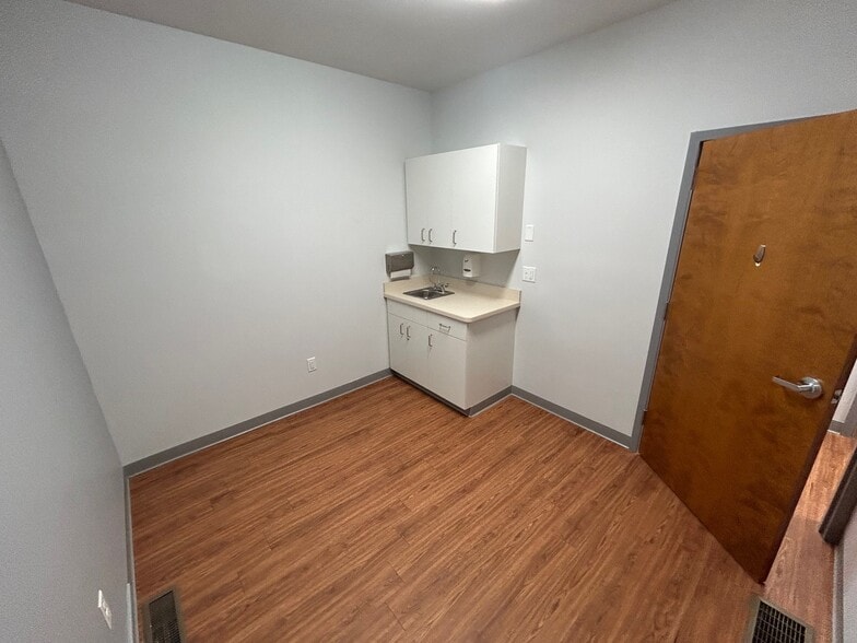 More Photos Of 49 Atwood Rd, Pelham Medical For Lease