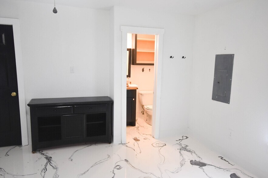 More Photos Of 400 Oak St, Bryan Office Residential For Lease