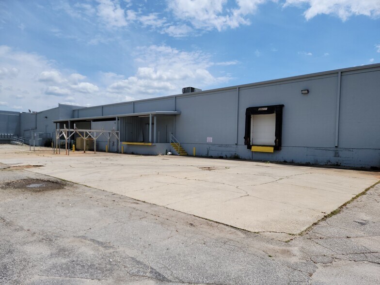 More Photos Of 910 Anderson St, Piedmont Supermarket For Lease