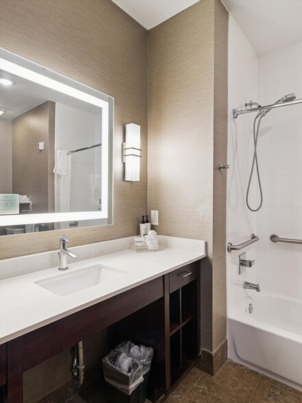 More Photos Of 1340 N Sam Houston Pky E, Houston Hotel For Sale
