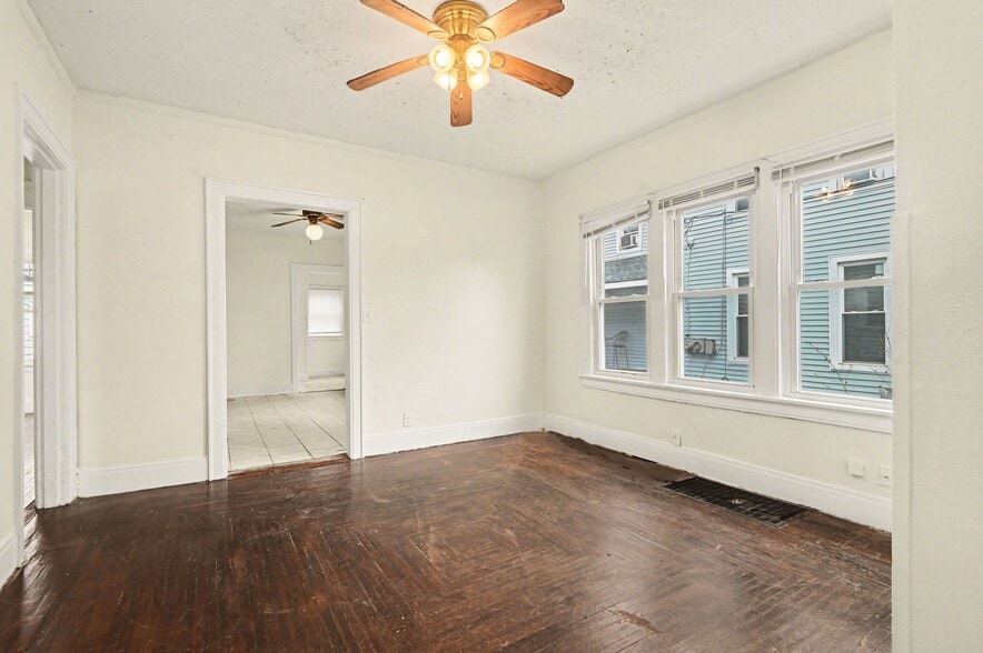 More Photos Of 1830 Woodlawn Ave, Middletown Specialty For Sale