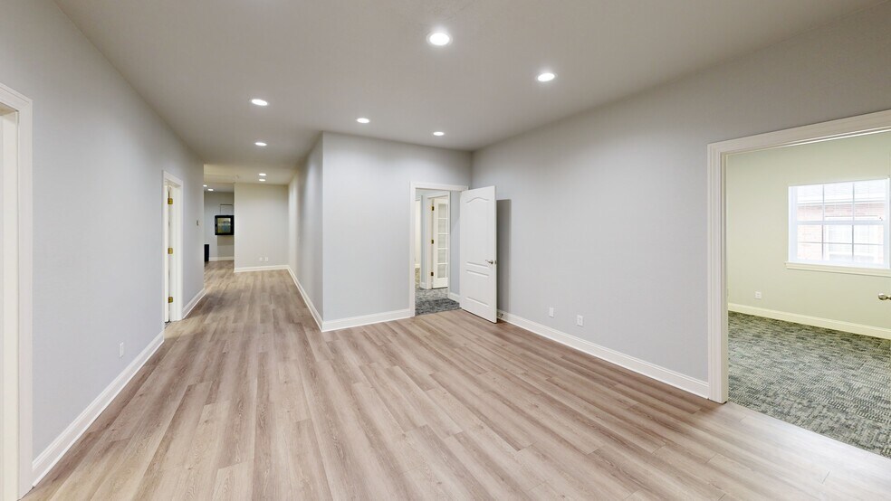 More Photos Of 105 SE 22nd St, Bentonville Office For Lease