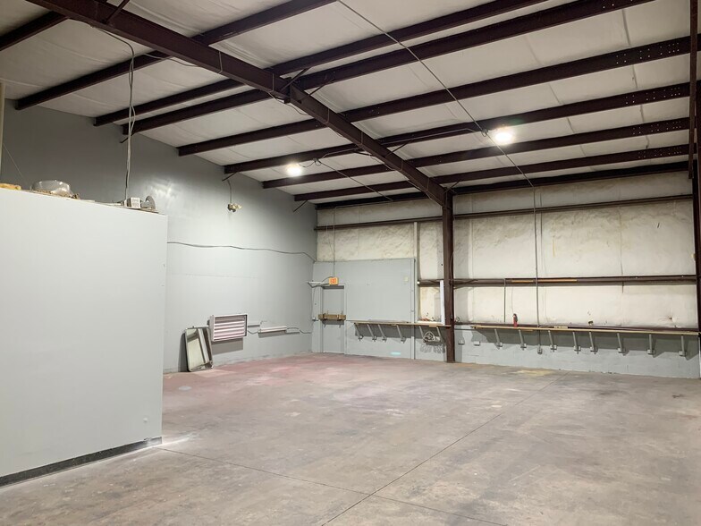 More Photos Of 2164 Platinum Rd, Apopka Light Distribution For Lease