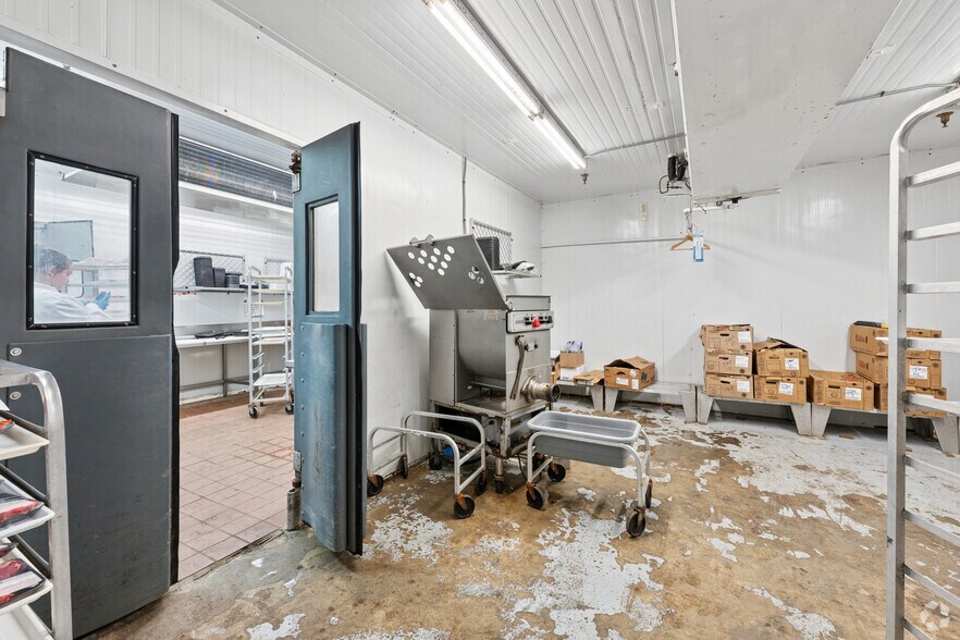 More Photos Of 3640 Delaware Ave, Tonawanda Supermarket For Sale