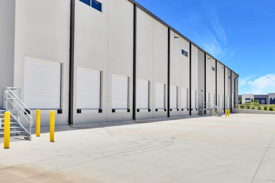 More Photos Of 1803 Titan Dr, Georgetown Warehouse For Lease