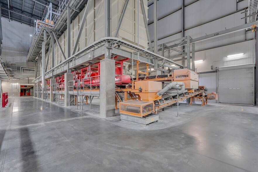 More Photos Of 1 Ceasarstone Dr, Richmond Hill Manufacturing For Sale