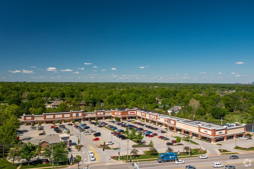 More Photos Of 12101-12153 Manchester Rd, Des Peres General Retail For Lease